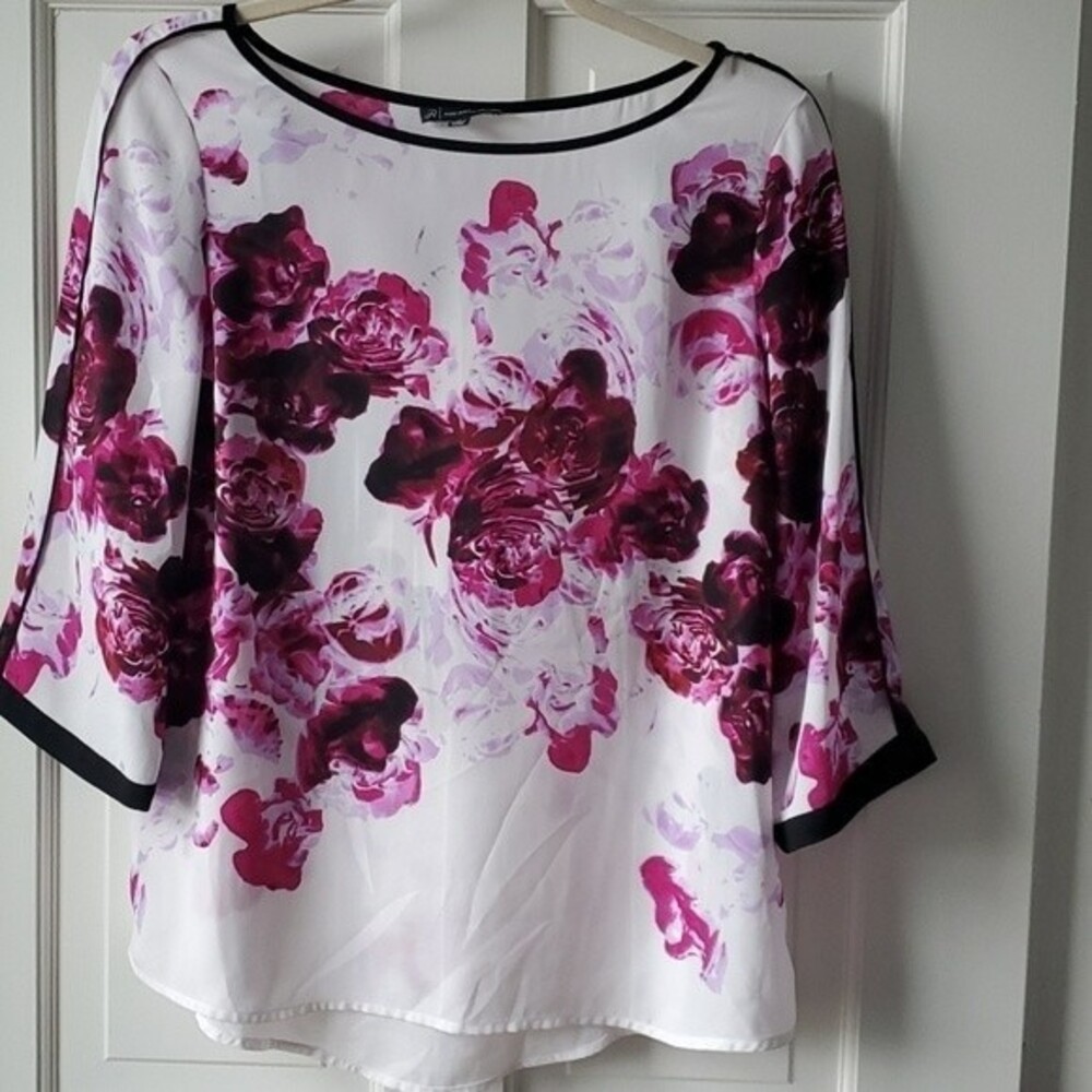 ADRIANNA PAPELL WHITE PURPLE FLORAL TOP SIZE MEDIUM BOAT NECK 3/4 SLEEVE